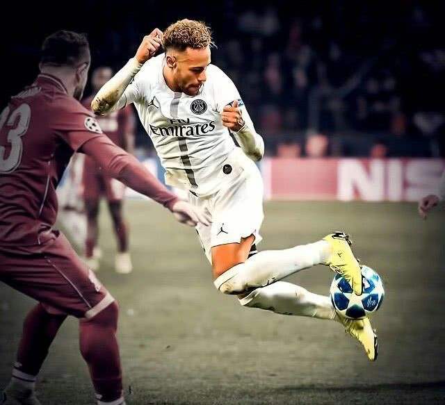  梅德韦杰夫直落三盘卫冕成功