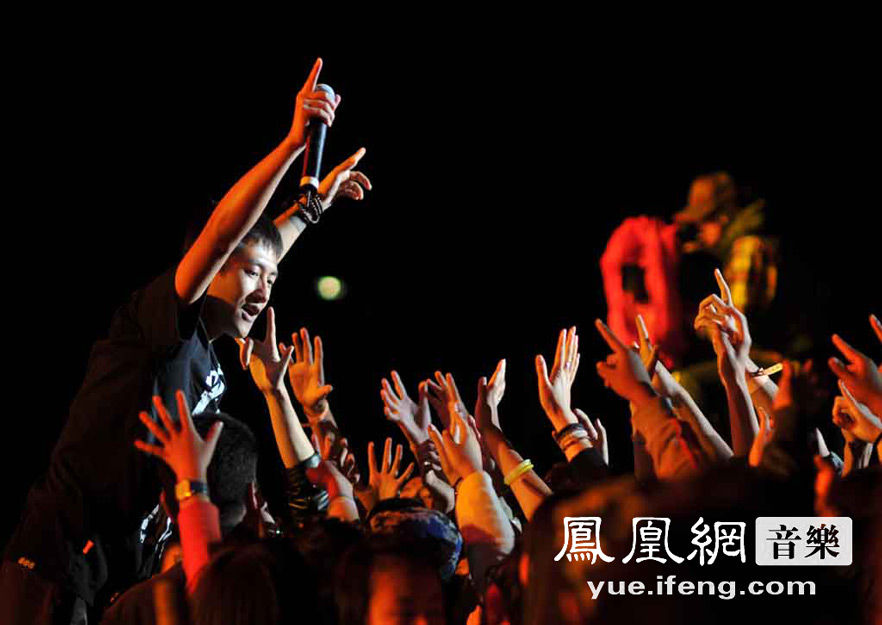  弗里茨发球时速破纪录震撼全场观众