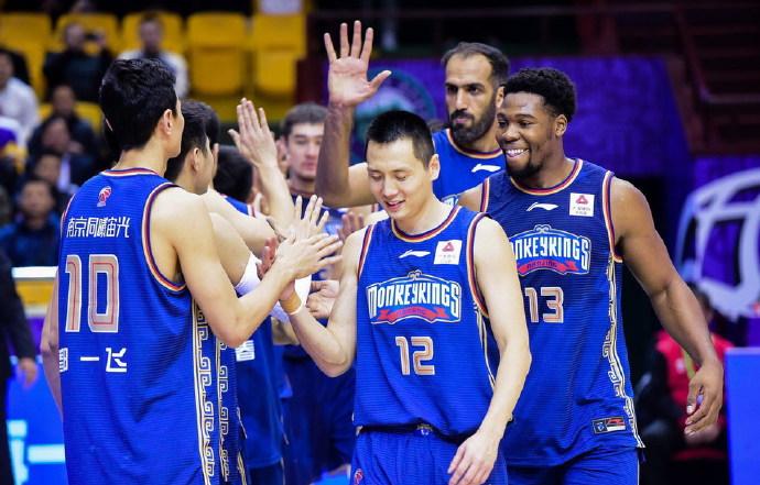  篮球名宿执教青年军，传承经验培育新人