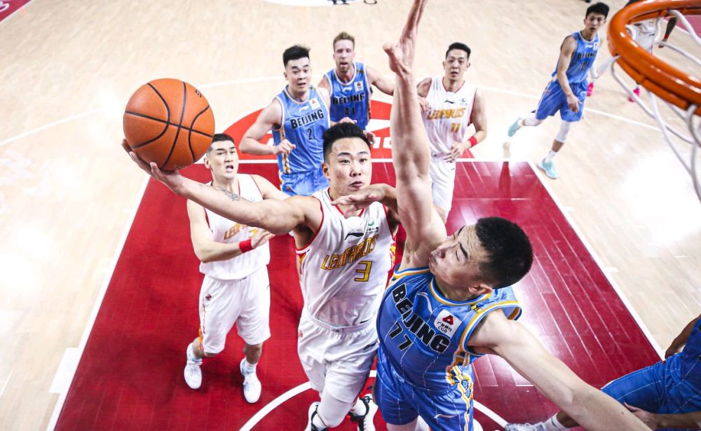  季后赛激战正酣，强队对决火花四射