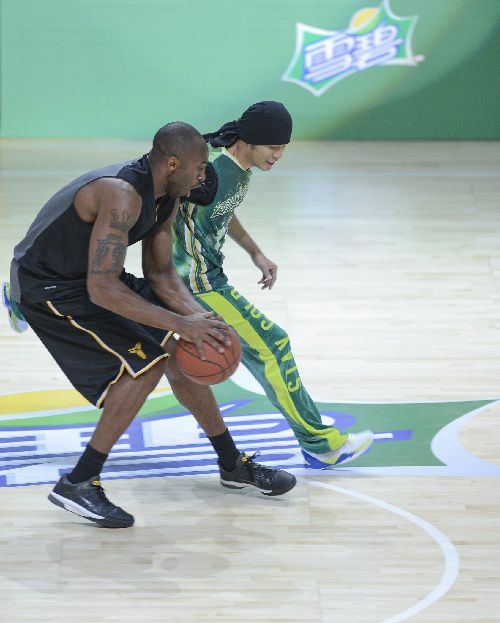  网坛情侣档同场竞技，爱情与事业双丰收