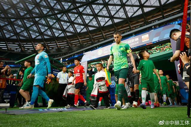  足球公益项目下乡，留守儿童圆梦球场  