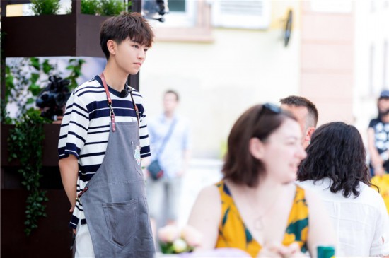  电竞纪录片热播中，幕后故事感动众人