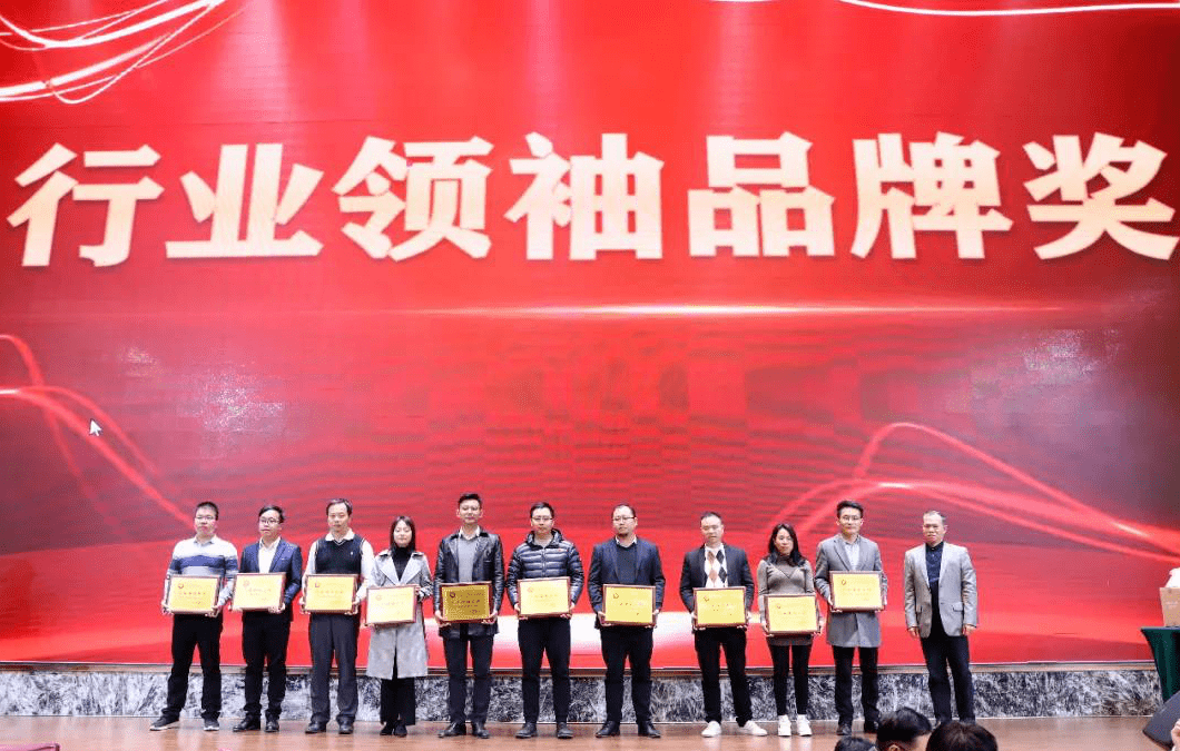  队长袖标激励前行，逆境中展现领袖范