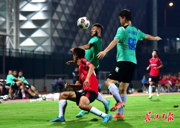  门将神勇发挥，力保球门不失夺胜