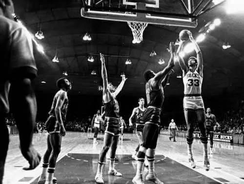  篮球纪录片热播，回顾经典瞬间感动人心