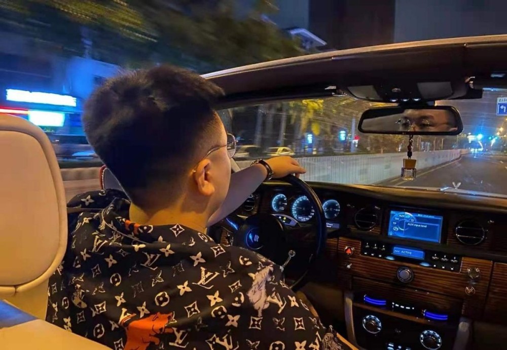  电竞团队默契配合铸就冠军奖杯