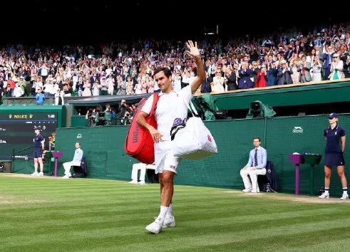  费德勒出席元老赛开幕式，传奇归来引全场起立致敬  