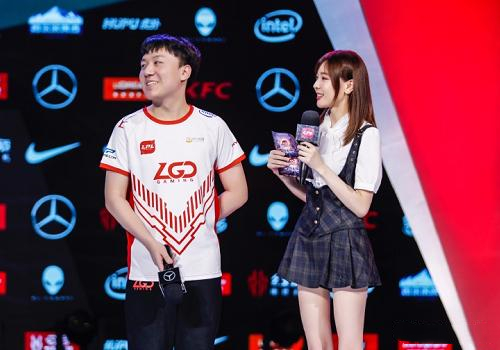  电竞女选手突破偏见 女子联赛关注度显著提升