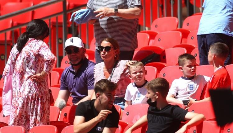  主场氛围助力腾飞，球迷助威声震屋瓦