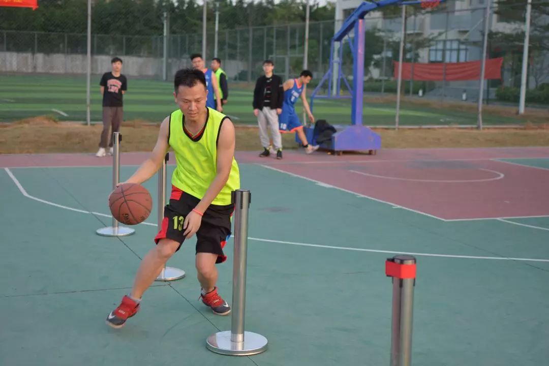  篮球技巧挑战赛，花式运球展现个人风采